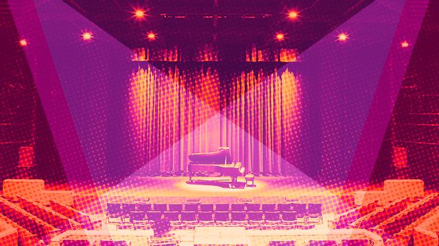 空剧院舞台上的空钢琴.